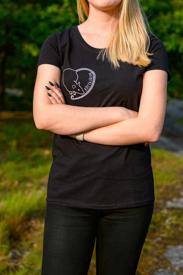 Svart T-shirt (Formsydd)