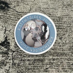 Råtthjälpens 2026 ÅRS klistermärke